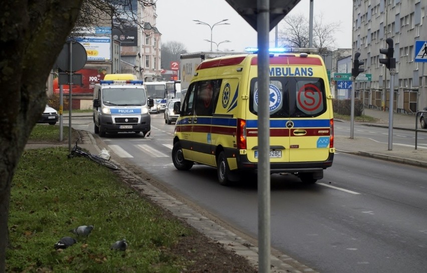 73-latek potrącony na przejściu dla pieszych. Mężczyzna trafił do szpitala