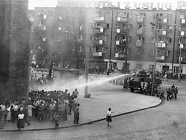 Demonstrację w rocznicę porozumień sierpniowych, która przed gorzowską katedrą odbyła się 31 sierpnia 1982 r., rozpędziła bezpieka, milicja i ZOMO, używając m.in. armatek wodnych. Zatrzymano prawie 300 osób.