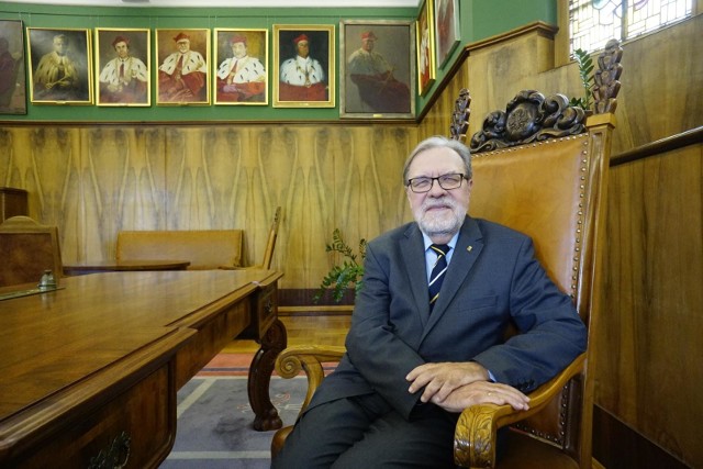 Rektor Uniwersytetu imienia Adama Mickiewicza w Poznaniu Prof. UAM dr hab. Andrzej Lesicki wydał oświadczenie w którym odniósł się do trwającego sporu politycznego i debaty publicznej wokół LGBT. Profesor Andrzej Lesicki w swojej publikacji skrytykował działalność mediów publicznych i hierarchów kościoła.