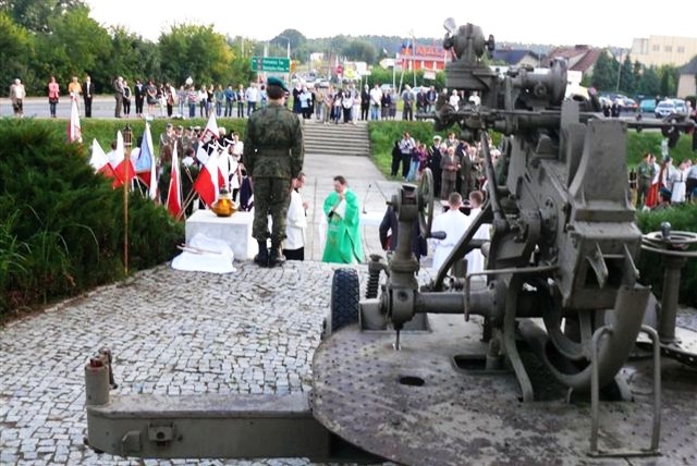 Obrońcom Starachowic zostanie oddany hołd 6 września od 8.00 do 11.00 przy pomniku „z armatą”, tylko z wartą honorową. Tak wyglądały wcześniejsze uroczystości.