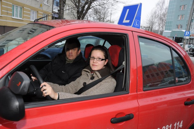 To bardzo dobra wiadomość, że kursy nauki jazdy nie podrożeją – cieszy się Emilia Samojlik, kursantka. W tle, jej instruktor, Tadeusz Suchocki.
