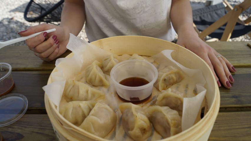 Streat Food Młynowa oficjalnie rozpoczęła sezon - lato  2019. Na swoje miejsce wróciły też food trucki. Zobacz, co można tam zjeść (ZDJĘCIA)