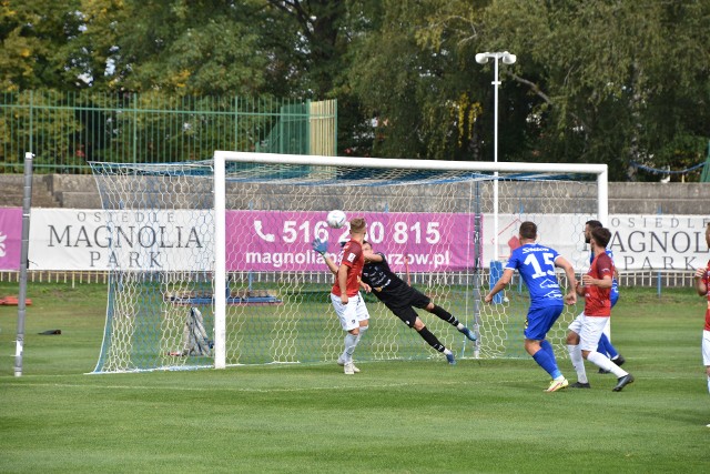 Mimo zdobycia dwóch goili i prowadzenia 2:0, gorzowianie (w niebieskich strojach) oddali wszystkie trzecioligowe punkty rywalom z Kluczborka.