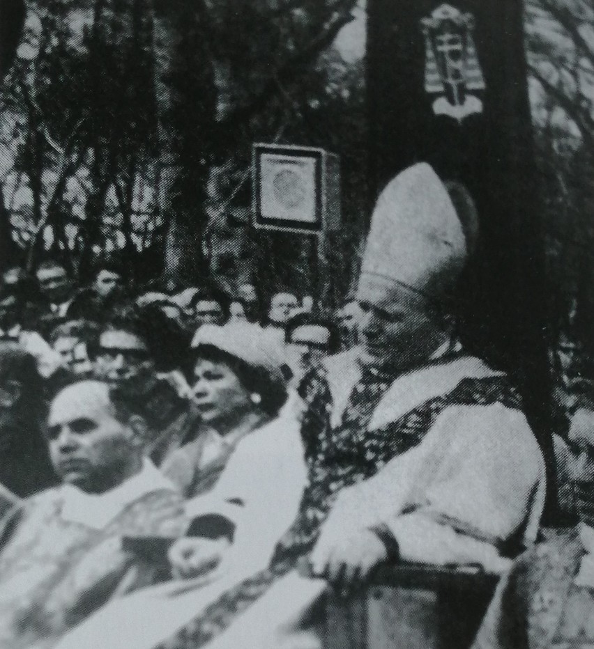 Ksiądz Józef Waląg siedzi po prawej stronie kardynała...