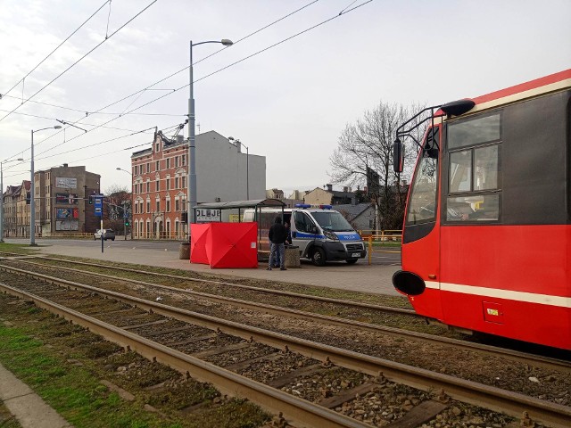 Służby przeprowadzają czynności na przystanku Chorzów Polna