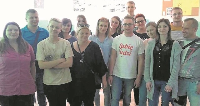 Pierwsze szkolenie nowych wolontariuszy odbyło się w Zakładzie Doskonalenia Zawodowego w Kazimierzy Wielkiej. Drużynie SuperW przewodzi Kamil Dziula: w koszulce z napisem „Lubię Ludzi”.