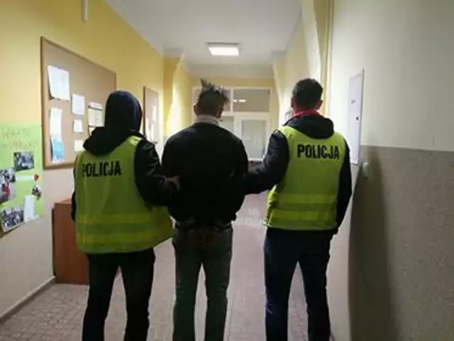 Policjanci ze Żnina zatrzymali trzech mężczyzn podejrzanych o rozbój i groźby. Dwóch z nich 18-latka i 21-latka sad aresztował na dwa miesiące.