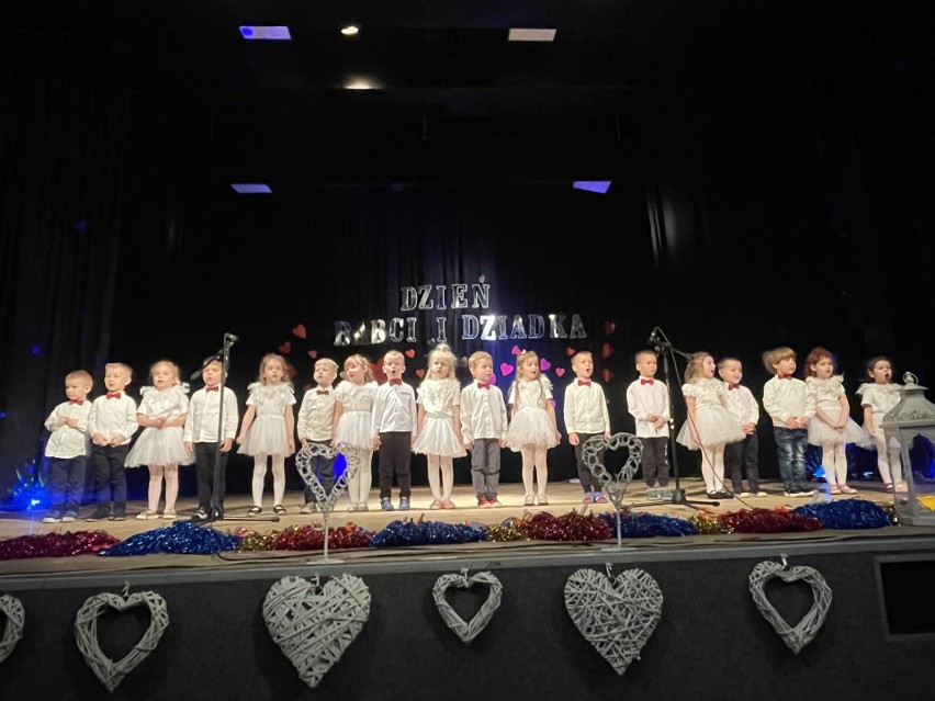 Piękny spektakl włoszczowskich przedszkolaków dla babć i dziadków w Domu Kultury. Zobaczcie zdjęcia