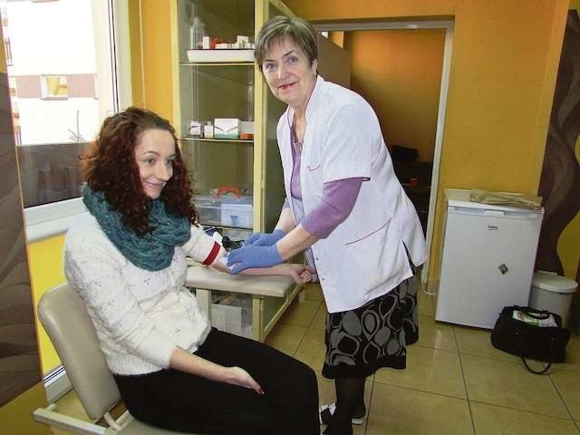 Pacjentka Liliana Kobylarz zapewnia, iż w przychodni „Medyk” jest tak dobra atmosfera, że nie obawia się nawet pobrania krwi przez Wiesławę Kilian, pielęgniarkę z 46-letnim stażem