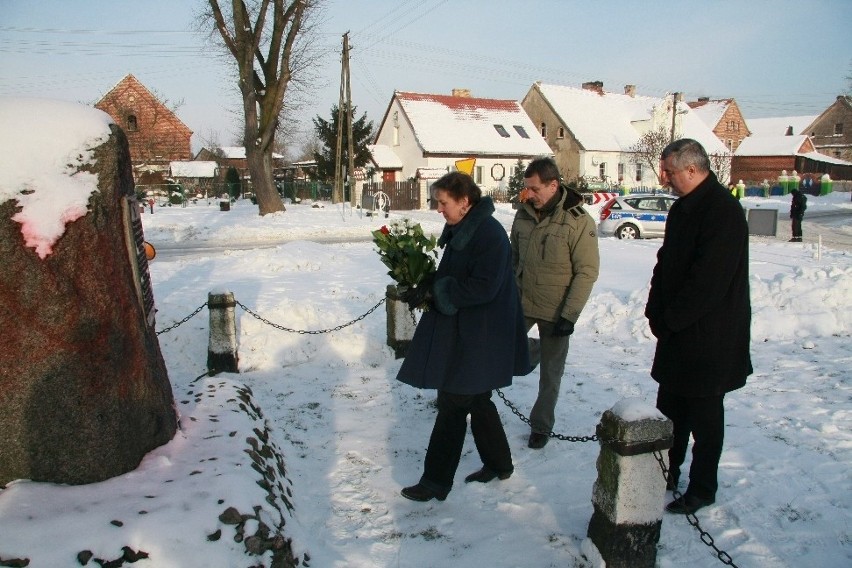 Przed pomnikiem Karabanowa w Wysokiej wiązankę kwiatów...