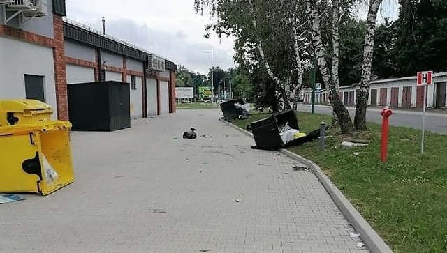 Wandale w Lublińcu niszczyli, co znalazło się na ich drodze - samochody, przystanek, ławki