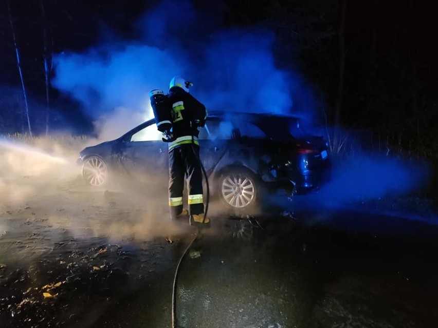 Groźny pożar samochodu w powiecie szydłowieckim. Auto całkowicie stanęło w płomieniach