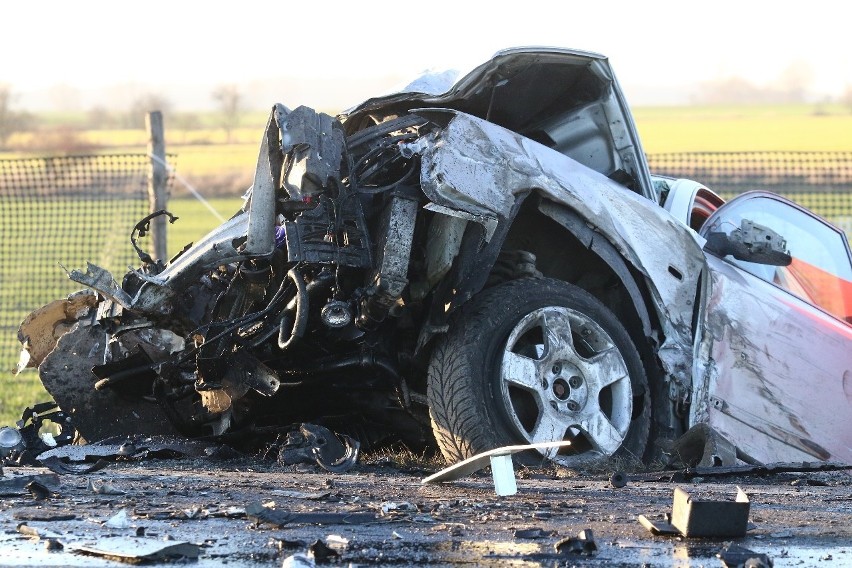 Śmiertelny wypadek na drodze nr 8 pod Wrocławiem. Tir zderzył się z samochodem osobowym