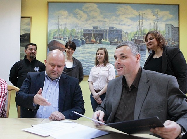 W czwartek w ZSOiT porozumienie podpisali Józef Masłowski, dyrektor szkoły i Tomasz Lipski, wiceprezydent federacji szkół żeglarskich.