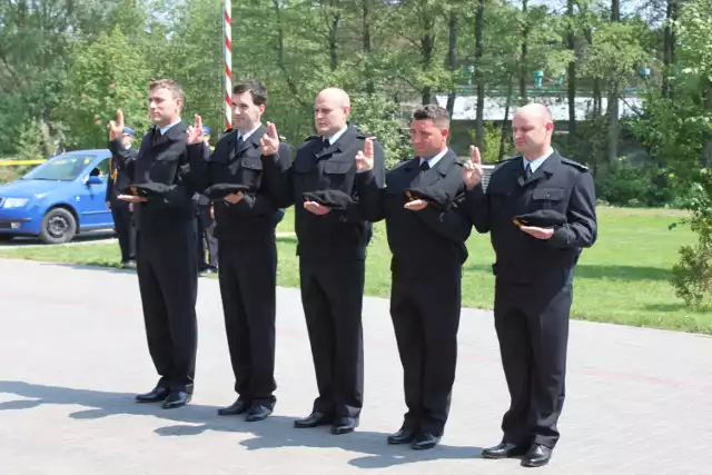 Daniel Szymański, Adam Kułaczkowski, Piotr Urbański, Dawid Jeliński i Błażej Talpa składają uroczyste ślubowanie strażaka.
