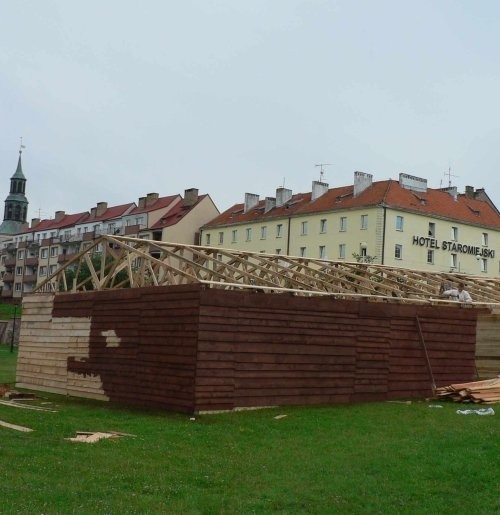 Niektórzy powstający obiekt już nazwali oborą. Właściciel Mariusz Ulatowski sprawę określeń budynku podsumowuje krótko. - Niech sobie ludzie kojarzą z czym chcą. Krów tu na pewno nie będzie - oświadczył stanowczo.