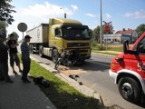 Zatrzymali się na przejeździe kolejowym i najechał na nich tir