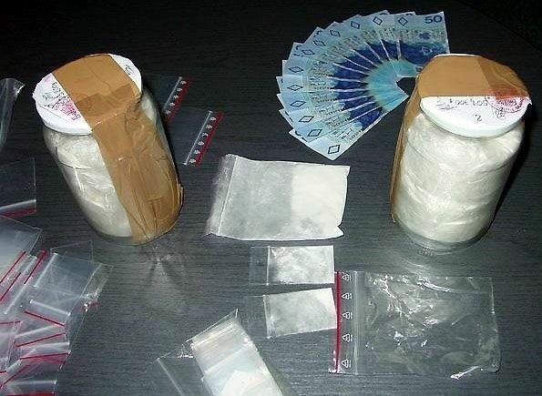 Część skonfiskowanych przez policję narkotyków i fałszywe pieniądze.