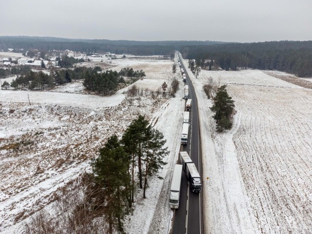 Kolejka tirów do przejścia granicznego w Bobrownikach 24.12.2021