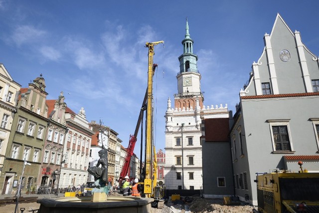 Na Starym Rynku w Poznaniu pojawiła się jedna z największych wiertnic w Polsce. Choć główne prace remontowe na płycie rozpoczną się 15 maja, już na miesiąc wcześniej wjechał na nią ciężki sprzęt. W wielu miejscach stara nawierzchnia została już usunięta i ruszają kolejne prace. Czytaj dalej i zobacz zdjęcia! --->