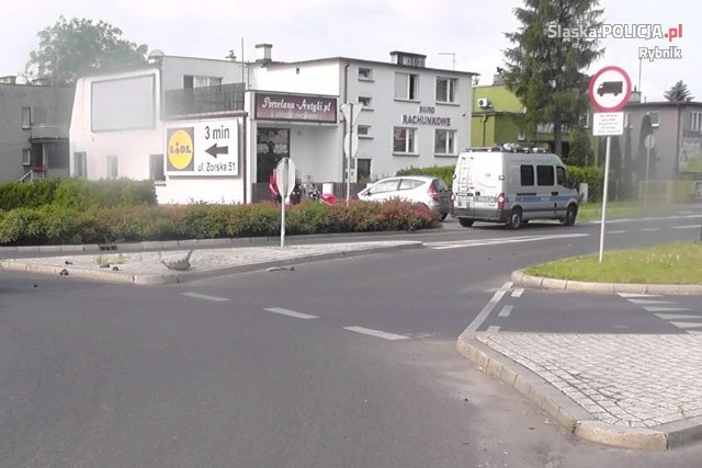 Wypadek motocyklisty w Rybniku na skrzyżowaniu Mikołowskiej i Wyzwolenia