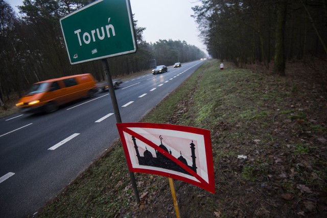 Nielegalny znak na wjeździe do Torunia. [ZDJĘCIA]Własnoręcznie zrobiona tablica, upodobniająca się do znaku drogowego pojawiła się w Poniedziałek nad ranem u wjazdu do Torunia. Znak jest wyrazem sprzeciwu wobec religii Islamu.