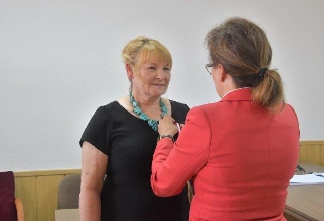 Wojewoda uhonorowała Złotym Medalem Za Długoletnią Służbę Barbarę Cedro, wieloletnią pracownicę Urzędu Gminy, ostatnio kierującą Samorządowym Centrum Usług Wspólnych.