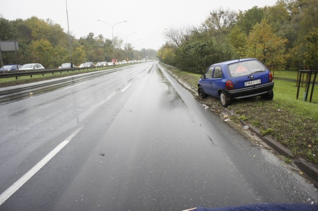 Kierowcy: Wrak auta zostawiony przy Niestachowskiej jest zagrożeniem