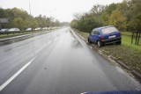 Kierowcy: Wrak auta zostawiony przy Niestachowskiej jest zagrożeniem [ZDJĘCIA]