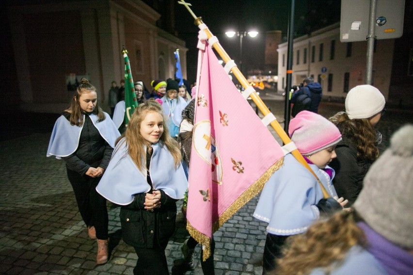 W czasie procesji ze świecami wierni zdążali do katedry,...