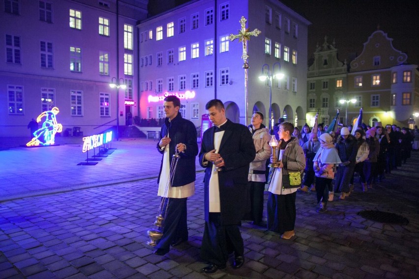 W czasie procesji ze świecami wierni zdążali do katedry,...
