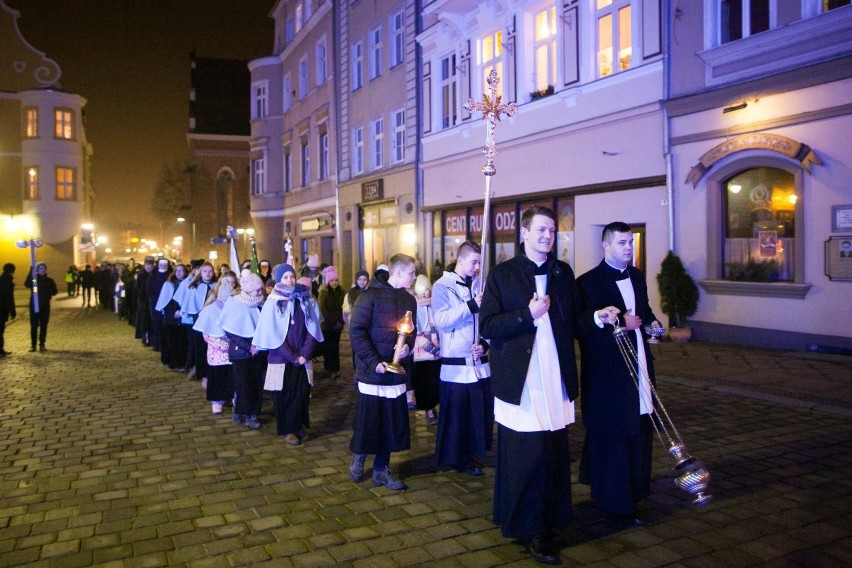 W czasie procesji ze świecami wierni zdążali do katedry,...