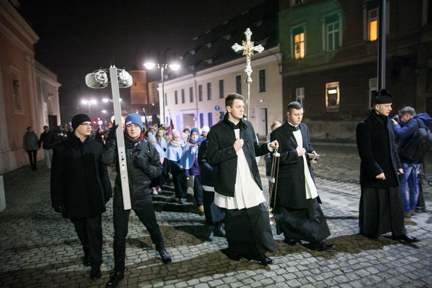 W czasie procesji ze świecami wierni zdążali do katedry,...