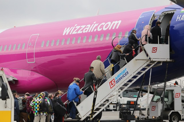 Z siatki połączeń regularnych, obsługiwanej w Pyrzowicach przez takie linie jak Wizz Air, Ryanair, PLL LOT i Lufthansę, skorzystało nieco ponad milion pasażerów, tj. o 31 037 więcej niż w 2020 roku. Zobacz kolejne zdjęcia. Przesuwaj zdjęcia w prawo - naciśnij strzałkę lub przycisk NASTĘPNE