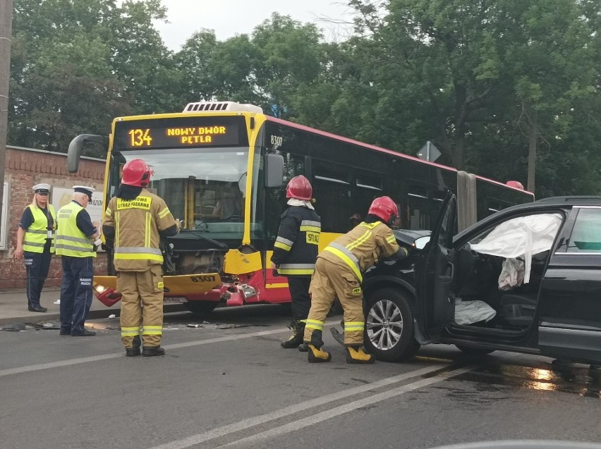 Wypadek z udziałem autobusu MPK na ulicy Opolskiej, na...
