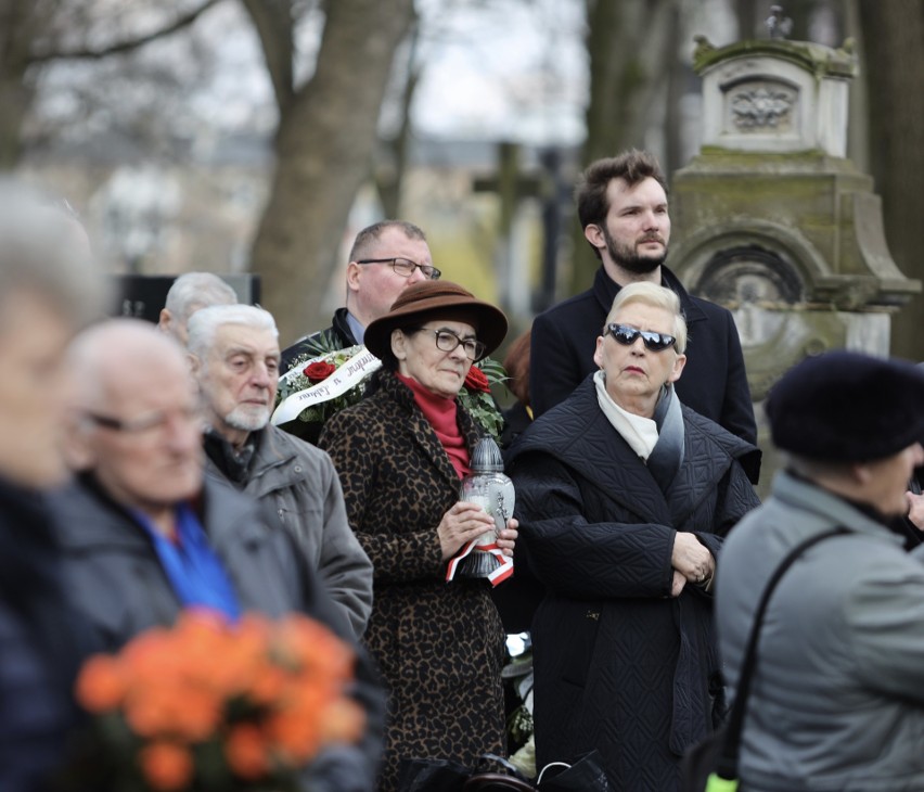 Tłumy pożegnały Alojzego Leszka Gzellę. Wybitny dziennikarz i publicysta spoczął na cmentarzu przy ul. Lipowej [GALERIA]