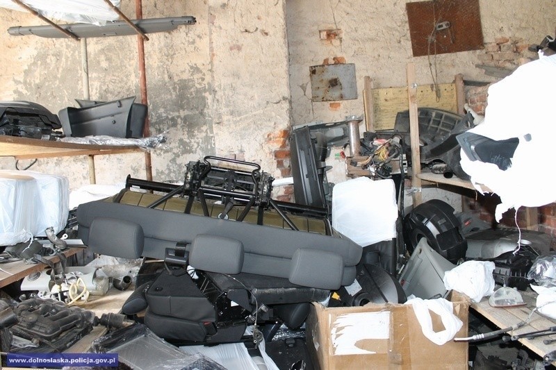 Policjanci zlikwidowali "dziuplę" i zabezpieczyli części skradzionych z Niemiec aut (FOTO)