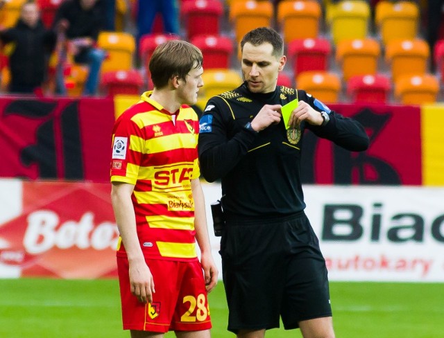 Sędzia Tomasz Kwiatkowski z Warszawy (z prawej) ma opinię niezłego arbitra. Niestety, za ostatni mecz Korony z Jagiellonią należy mu się przynajmniej żółta kartka