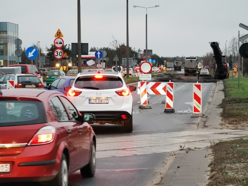 Trwają prace na ulicy Grudziądzkiej w Toruniu oraz na drodze...