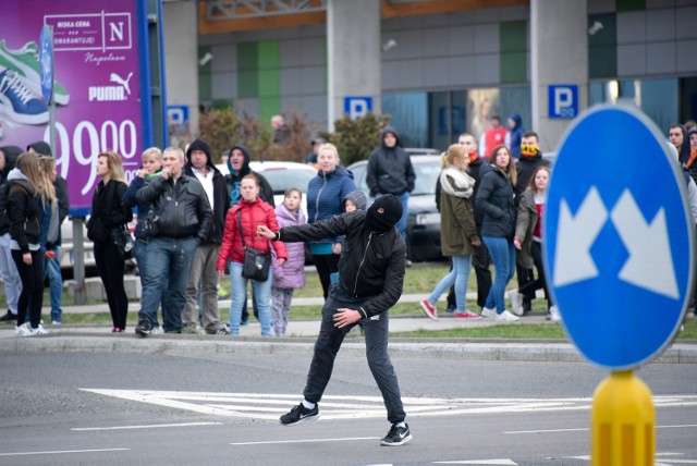 Przez cały rok nasi fotoreporterzy: Anatol Chomicz, Wojciech Wojtkielewicz, Andrzej Zgiet dokumentowali wydarzenia, którymi żył Białystok. Oto niektóre z nich.10 kwietnia. Gniew i złość mieszkańców ulicy Barszczańskiej po śmierci Pawła Klima. Ich zdaniem przyczyniła się do niej policja.Zamieszki po śmierci Pawła Klima. Manifestanci z Barszczańskiej zaatakowali policję