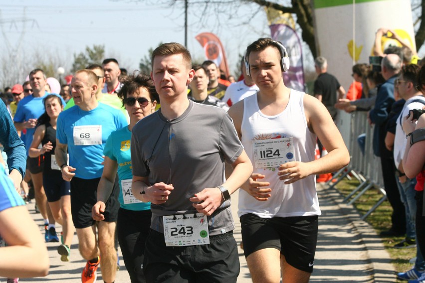 Biegli w niedzielę nad Zalewem Zemborzyckiem. To ostatni bieg z cyklu "Cztery Dychy do Maratonu" [DUŻO ZDJĘĆ]