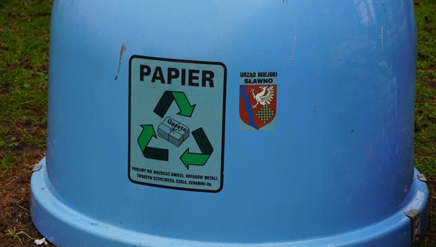 Obowiązek segregacji śmieci w Sławnie. W niektórych miejscach brakuje kontenerów na papier
