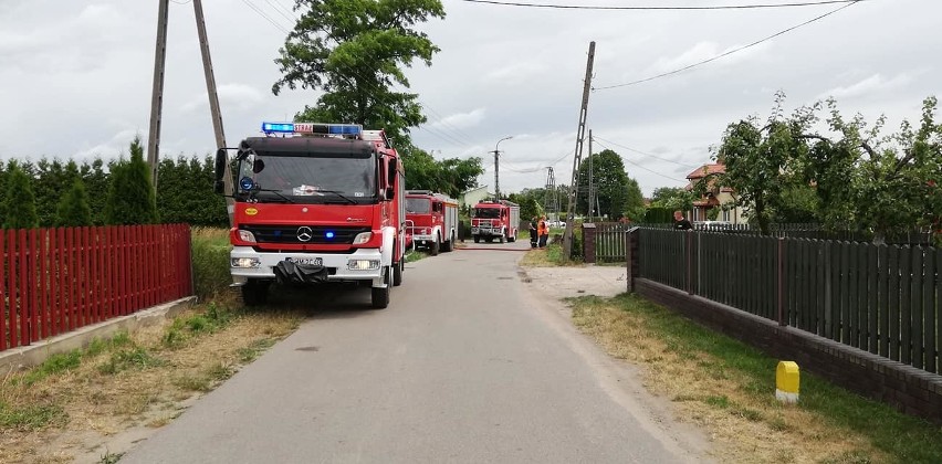 Mystki-Rzym. 12 zastępów straży pożarnej przez ponad siedem godzin walczyło z pożarem stodoło-obory [ZDJĘCIA]