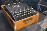 Zaszyfrowane wejście w historię. „Enigma” a nawet dwie witają w Muzeum II WŚ