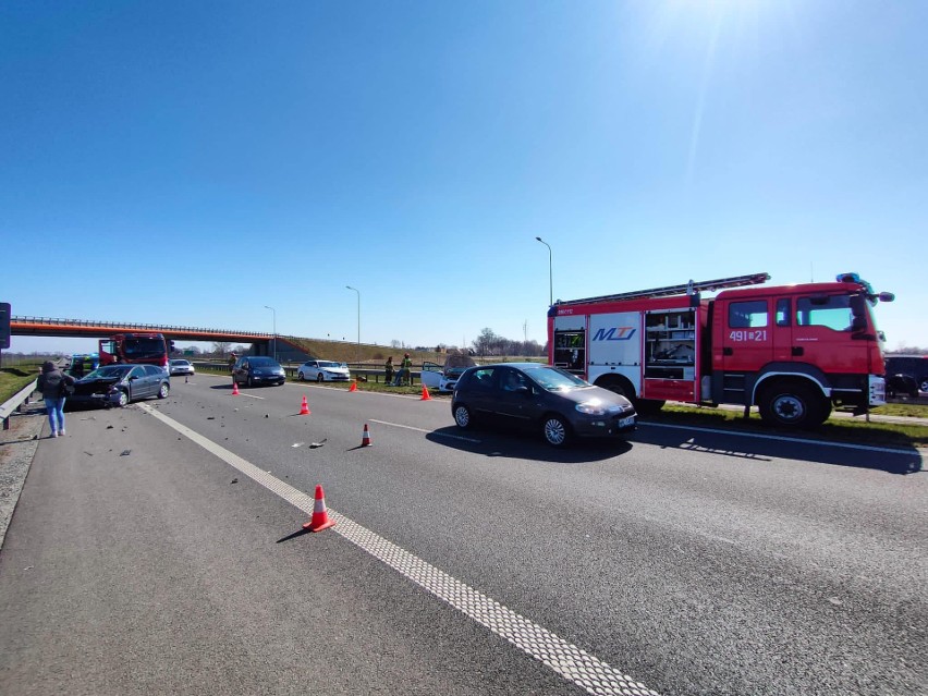 Wypadek dwóch samochodów osobowych na drodze S7 koło Nowego...