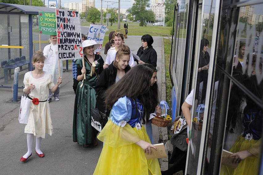 Nawet o poranku czytaj na przystanku