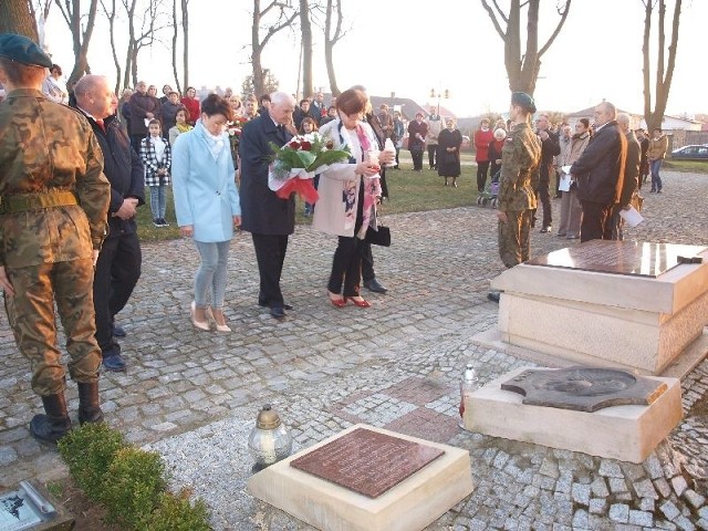 Kwiaty na obelisku upamiętniającym pobyt prezydenta Lecha Kaczyńskiego w Koprzywnicy w 2009 roku złożyły władze gminy.