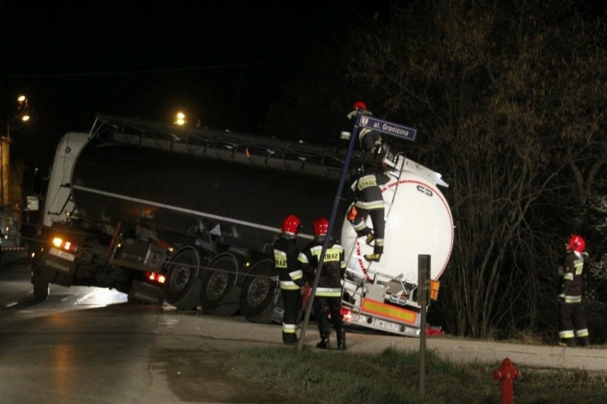 Wrocław: Na Jagodnie przewróciła się cysterna z kwasem [FOTO]