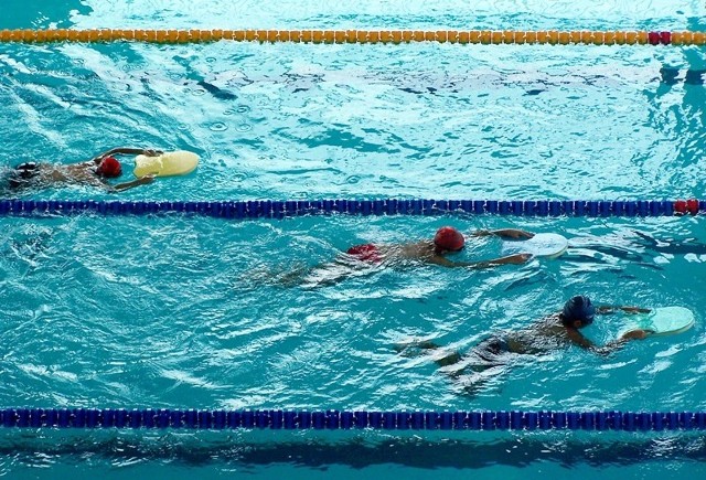 Teraz lekcje pływania dla uczniów na słupskim basenie są darmowe. Jak będzie po przekształceniu SOSiR-u w spółkę?