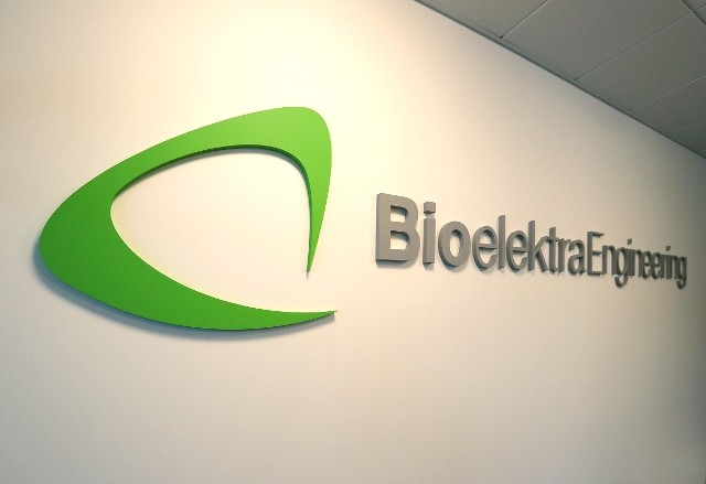 Główna siedziba Bioelektry Group mieści się w Warszawie, ale zespół inżynierów, którzy opracowali technologię Bioelektra Group, pochodzi ze Szczecina. W Szczecinie działa również biuro projektowo-inżynieryjne firmy. Jednostka powstała, by - w zakresie zarządzania procesem technologicznym - kierować zakładami Bioelektra Group powstającymi na świecie.